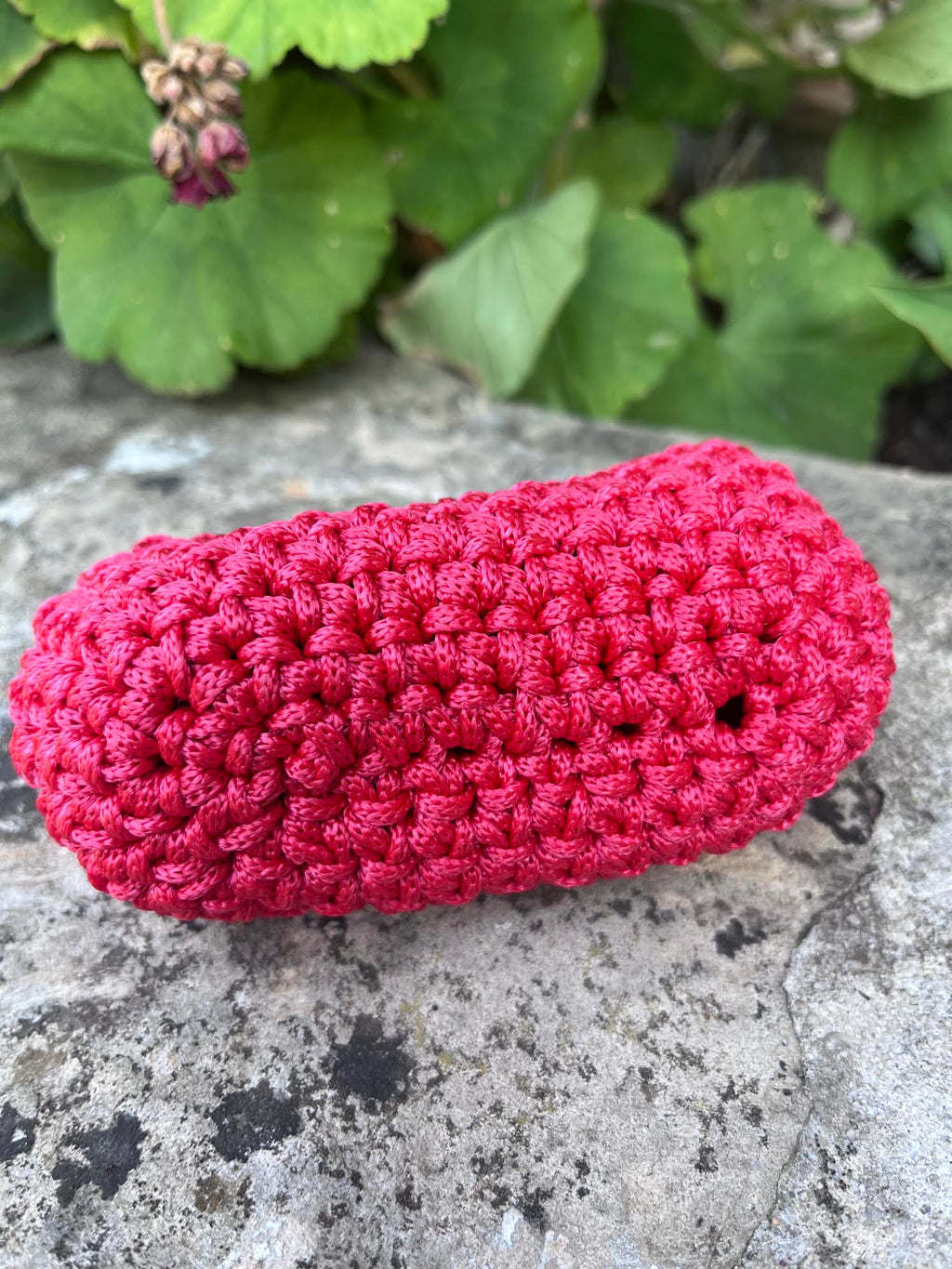 Porte monnaie rouge framboise au crochet fait main avec fermoir métallique Milou & Milette