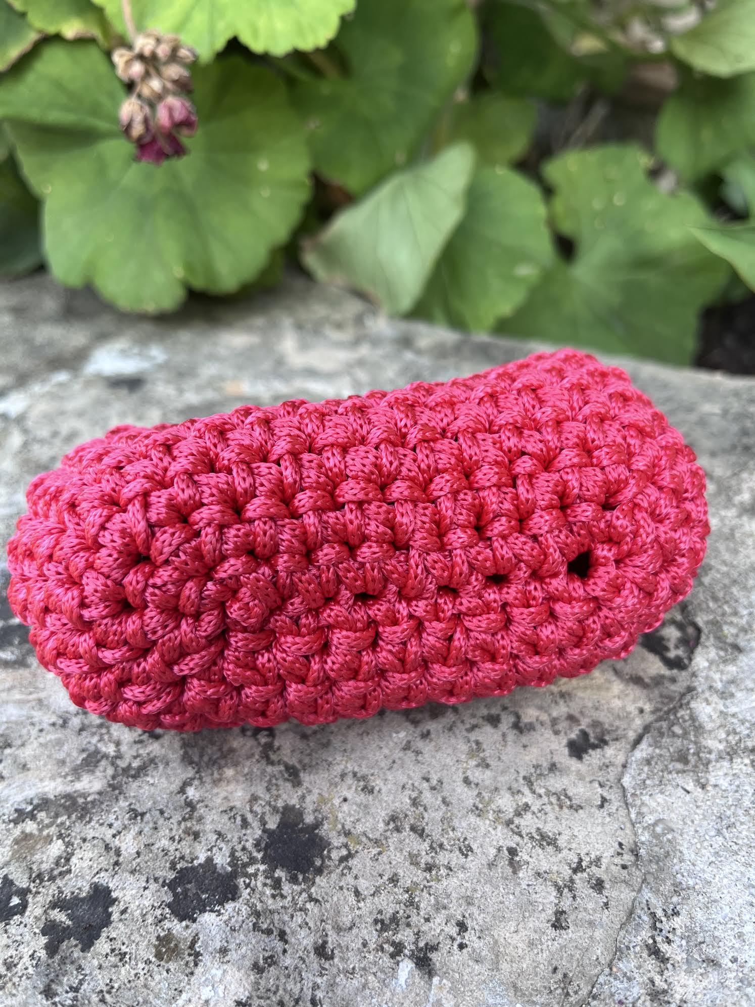 Porte monnaie rouge framboise au crochet fait main avec fermoir métallique Milou & Milette