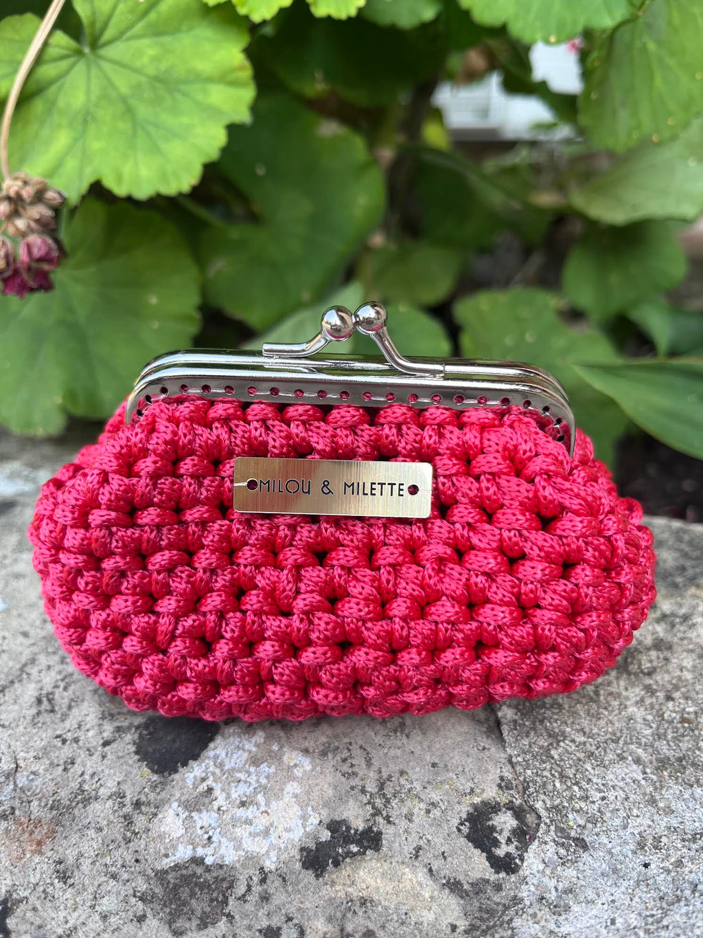 Porte monnaie rouge framboise au crochet fait main avec fermoir métallique Milou & Milette