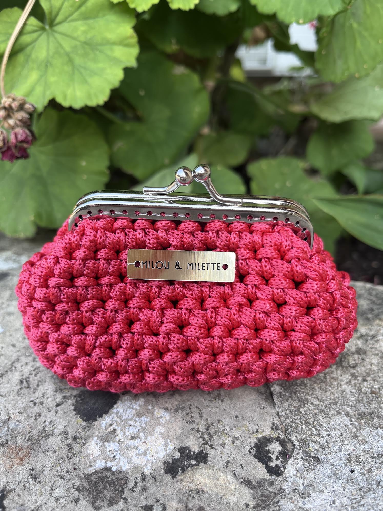 Porte monnaie rouge framboise au crochet fait main avec fermoir métallique Milou & Milette