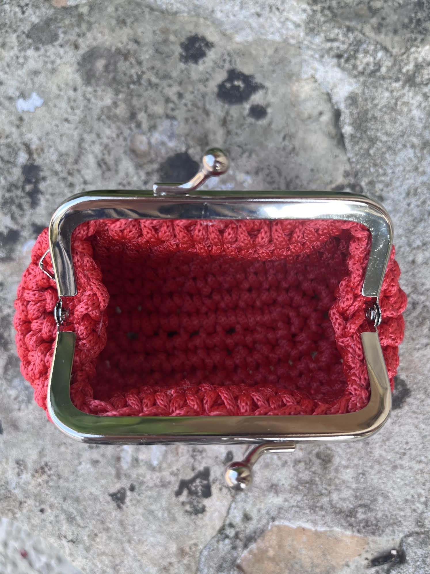 Porte monnaie rouge framboise au crochet fait main avec fermoir métallique Milou & Milette