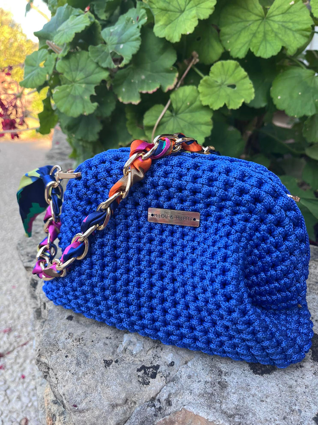 Sac au crochet fait main Riviera bleu électrique posé