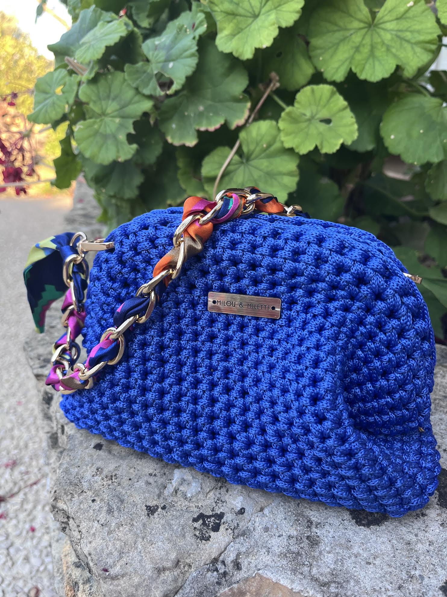 Sac au crochet fait main Riviera bleu électrique posé
