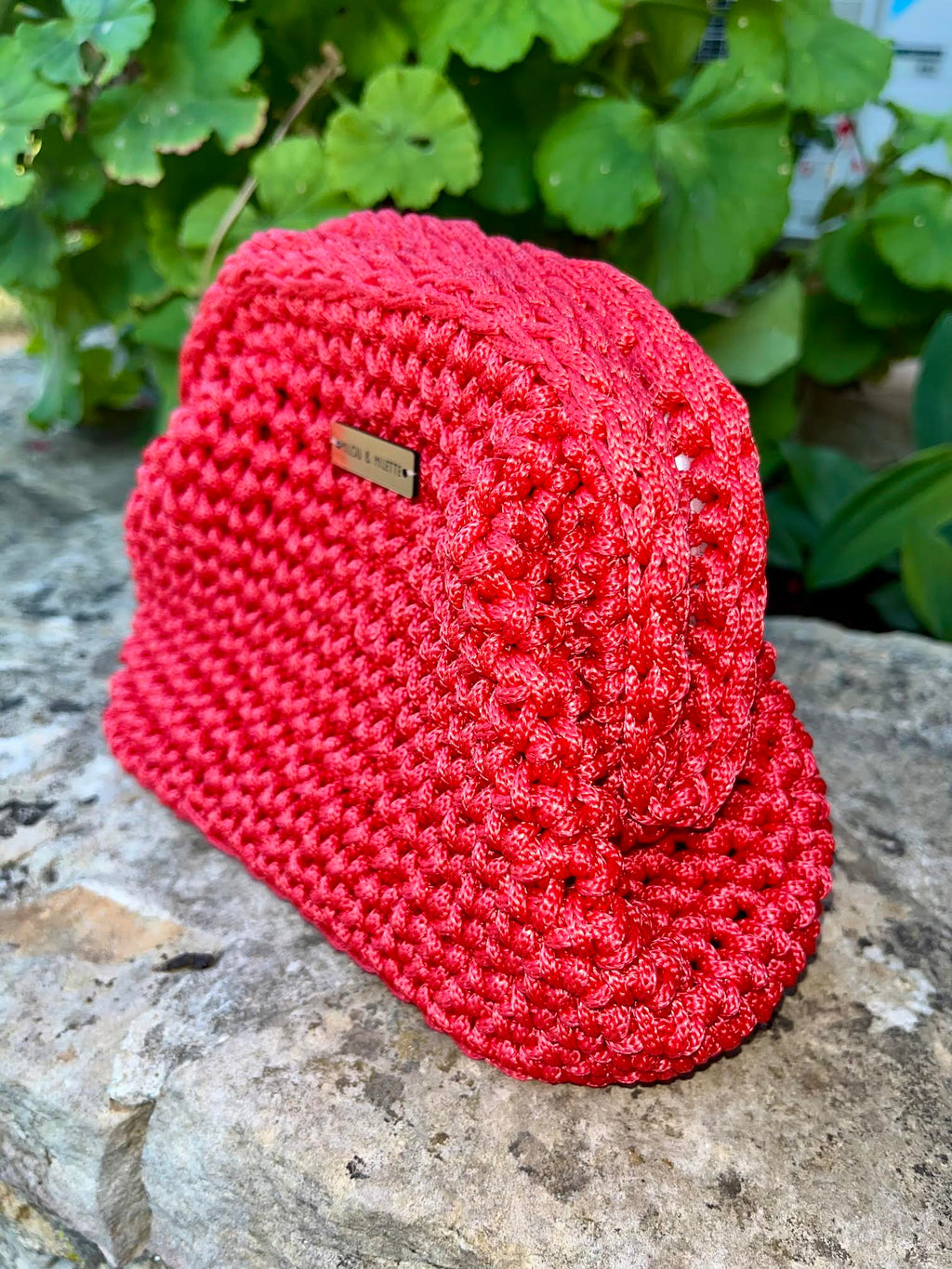 Sac au crochet rouge corail de profil fait main Milou & Milette posé sur une pierre