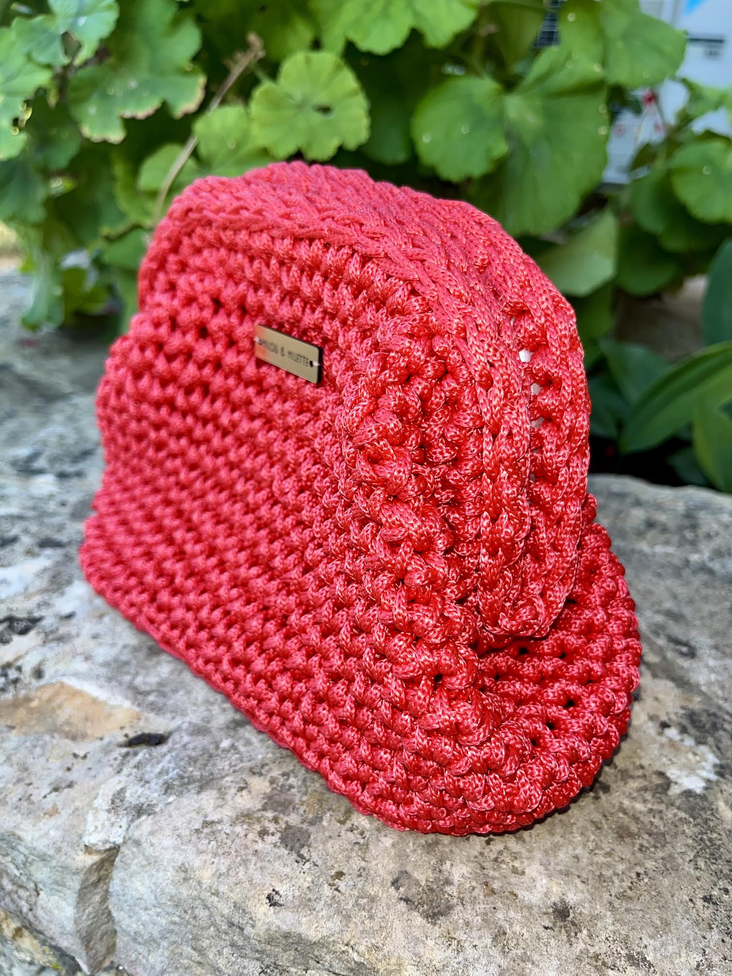 Sac au crochet rouge corail de profil fait main Milou & Milette posé sur une pierre