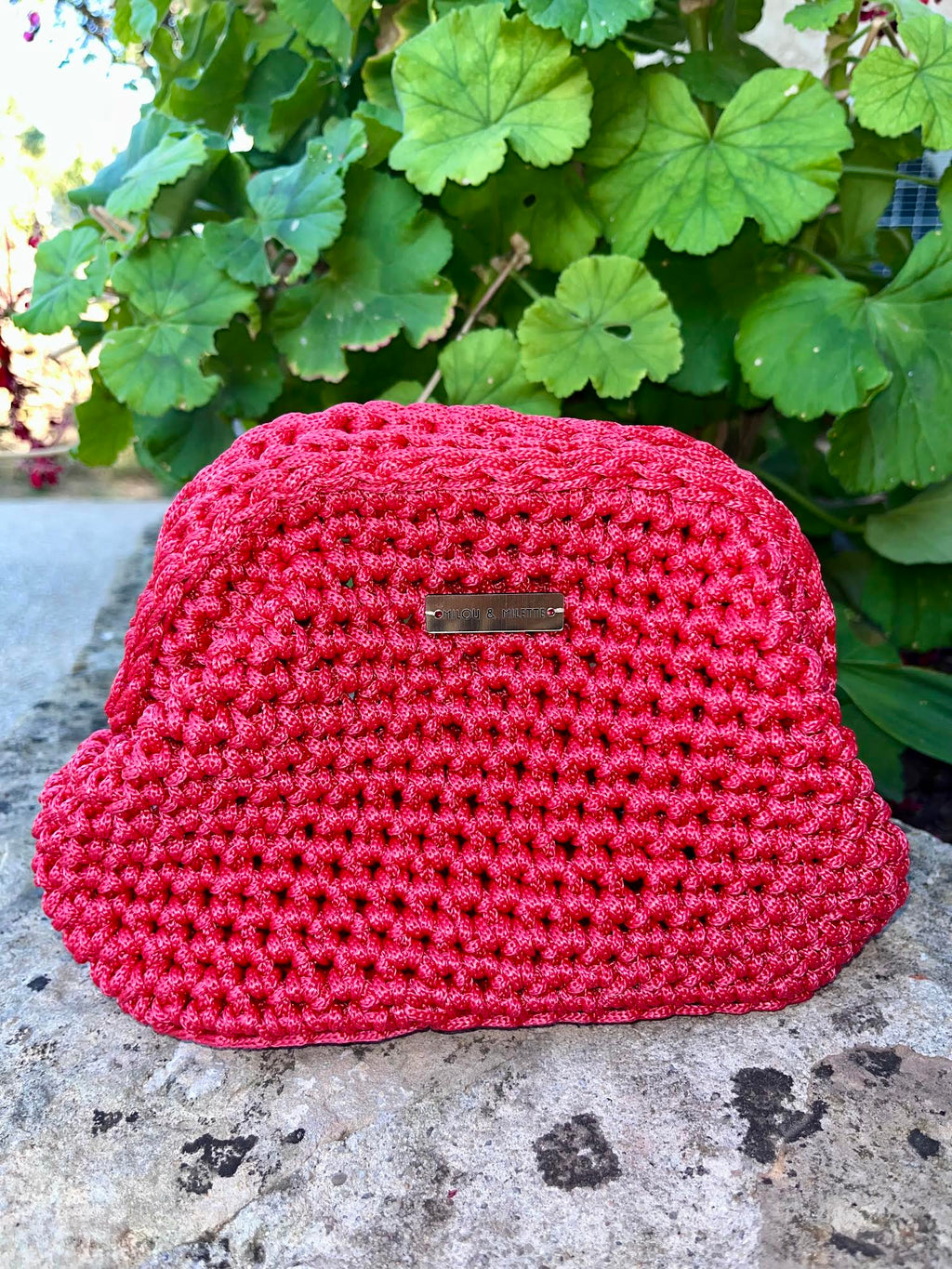 Sac au crochet rouge corail de face fait main Milou & Milette posé sur une pierre