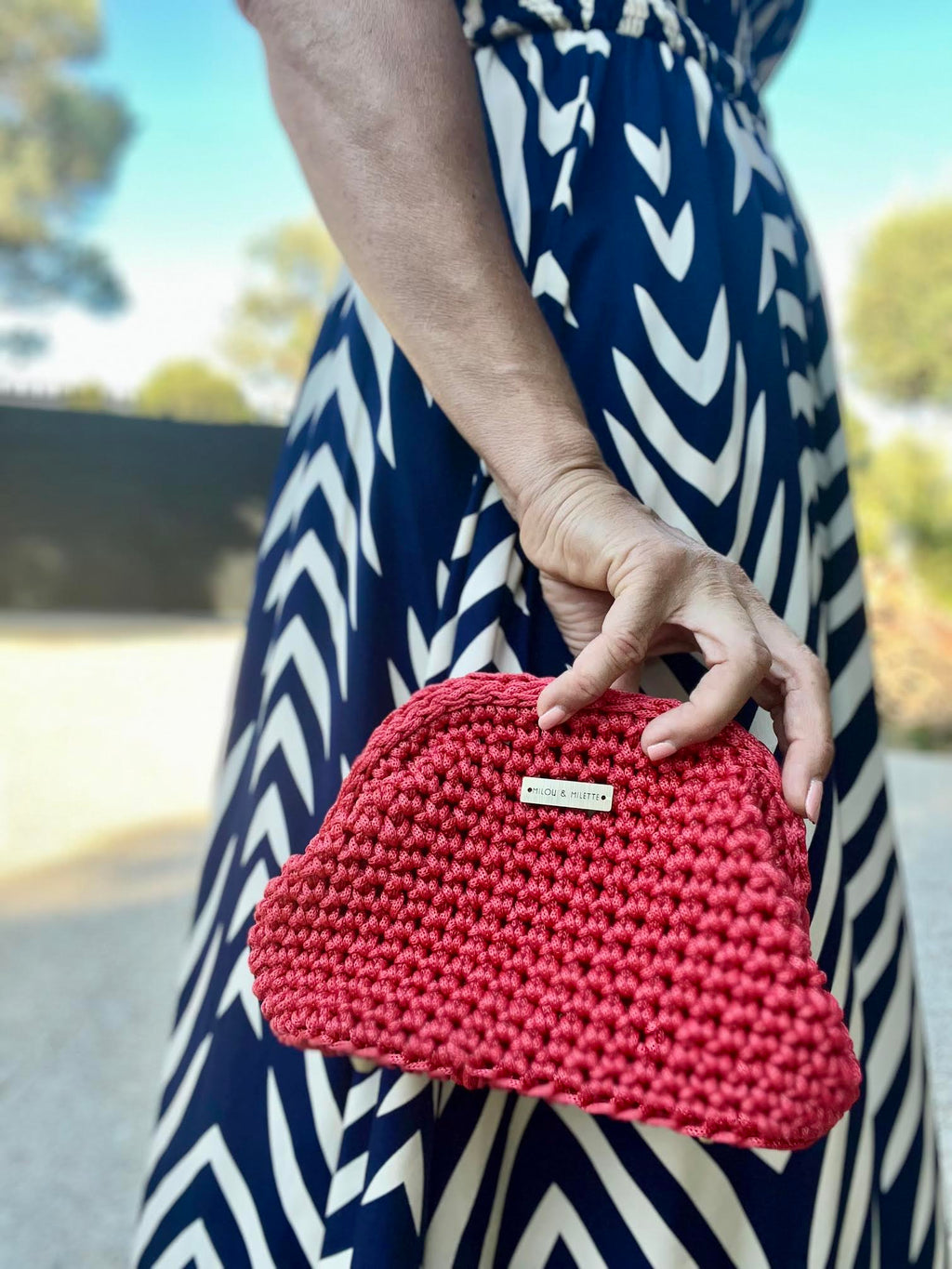 Sac au crochet rouge corail  fait main Milou & Milette porté