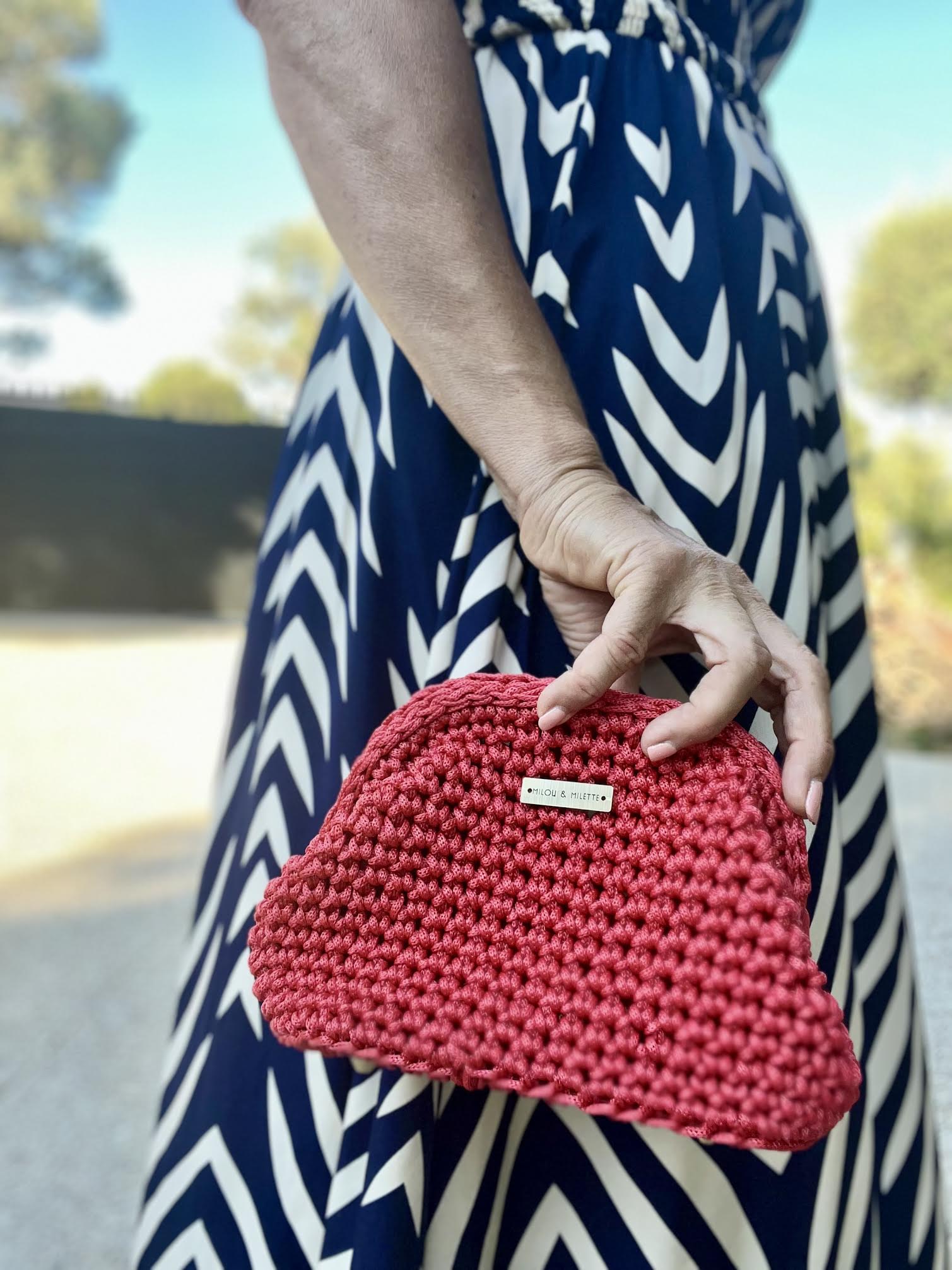 Sac au crochet rouge corail  fait main Milou & Milette porté