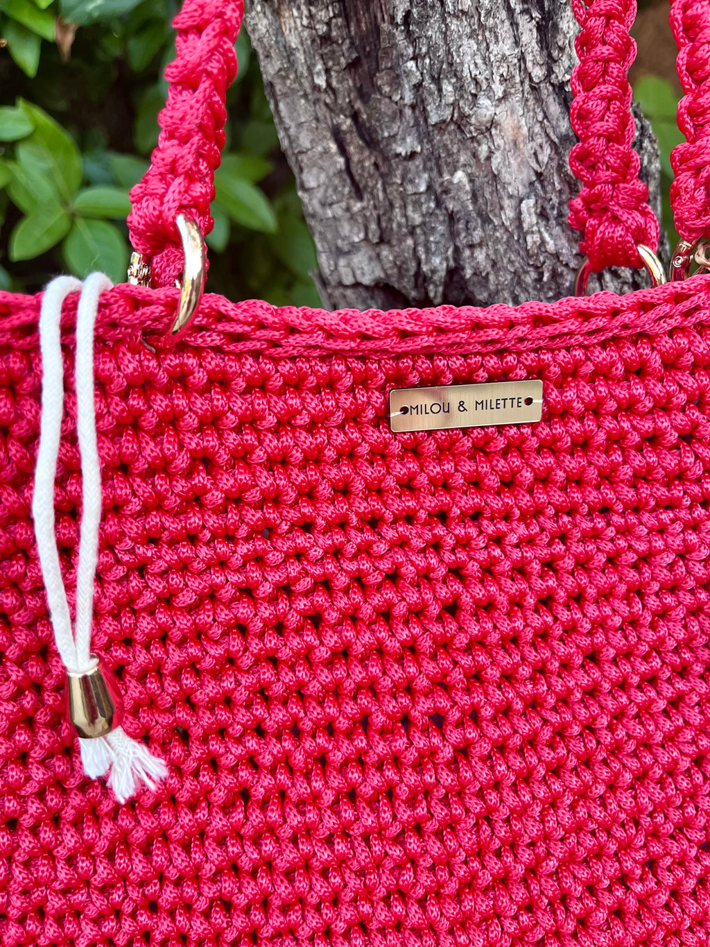 Sac rouge au crochet entièrement fait main. Pièce unique élégante et pratique imaginée et confectionnée en France par Milou & Milette
Zoom matière