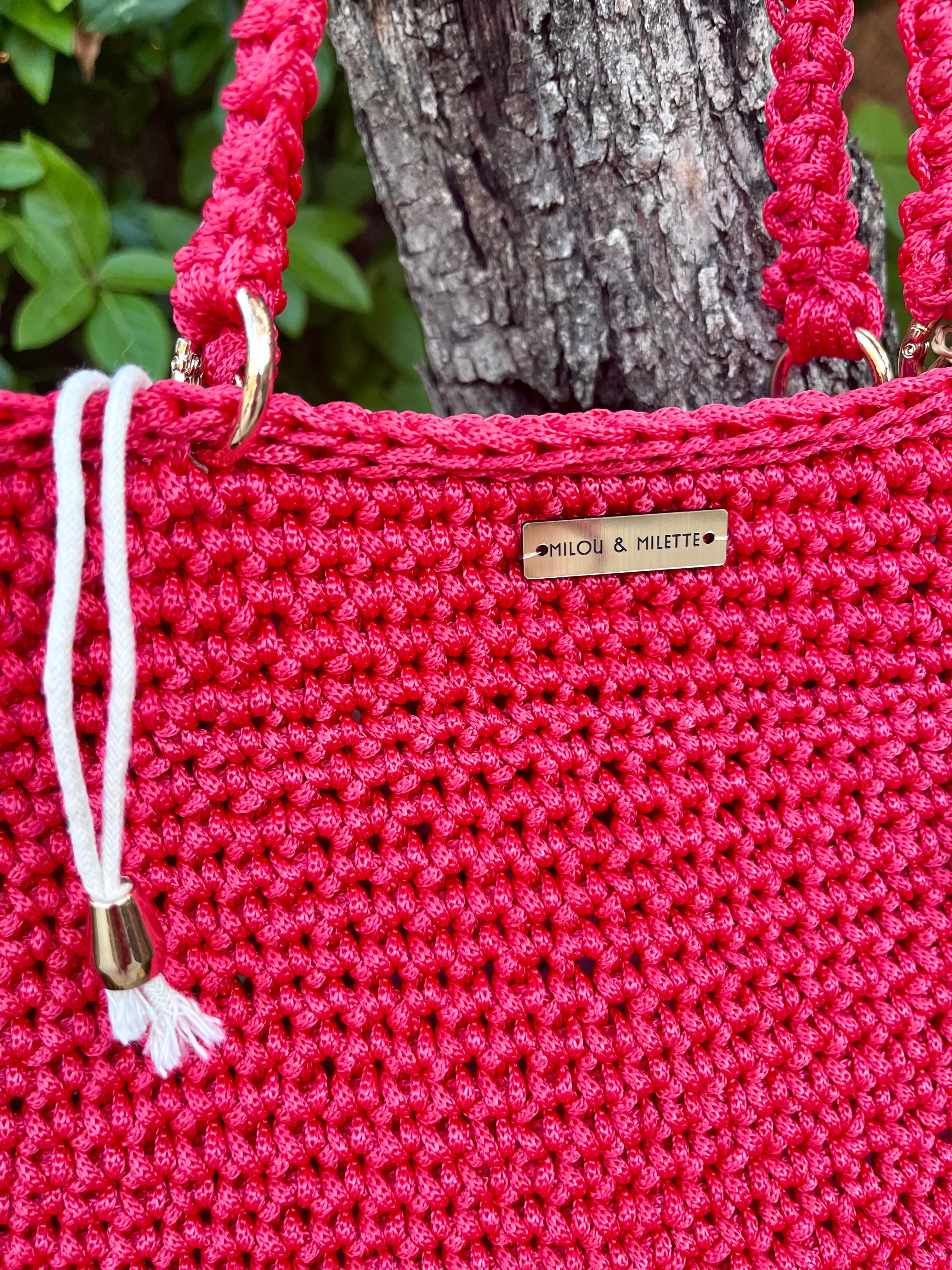 Sac rouge au crochet entièrement fait main. Pièce unique élégante et pratique imaginée et confectionnée en France par Milou & Milette
Zoom matière