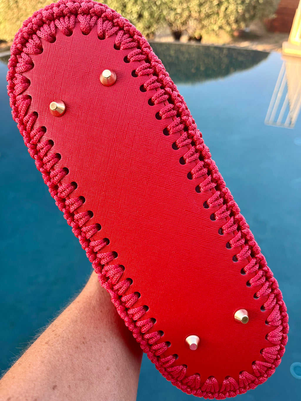 Sac rouge au crochet entièrement fait main. Pièce unique élégante et pratique imaginée et confectionnée en France par Milou & Milette
Fond sac